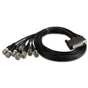 Cable adaptador de expansión de señal de vídeo de alta velocidad SDI de doce gigabits, que muestra un conector macho DB-25 negro y ocho conectores metálicos de tipo bayoneta macho agrupados, sobre un fondo blanco aislado.
