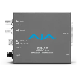 Procesador de audio profesional AJA 12G-AM-R visto de frente, mostrando sus conectores SDI, entradas de fibra óptica tipo LC y el puerto de audio digital de alta densidad sobre una carcasa metálica gris.