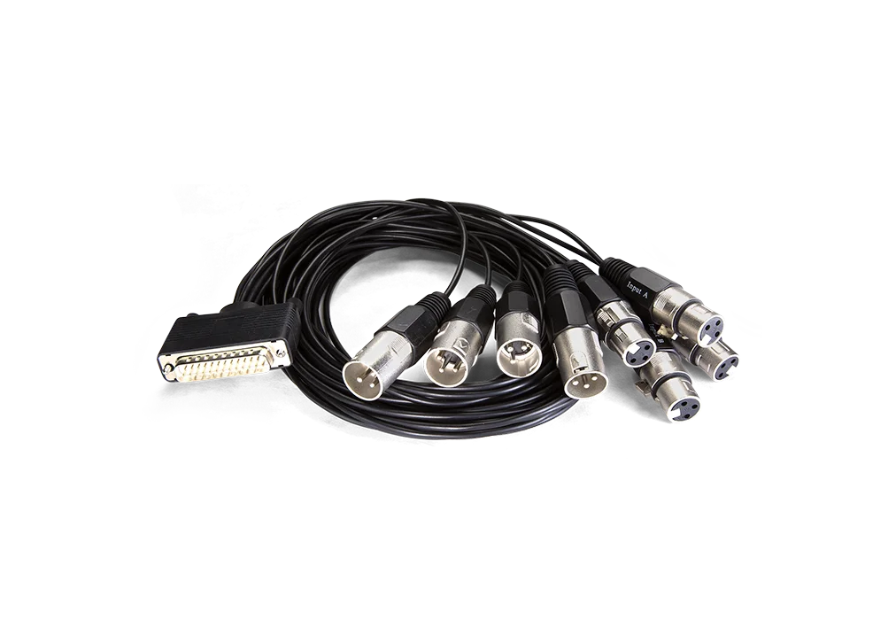 Fotografía de un cable de expansión profesional sobre fondo blanco, con un conector DB-25 negro en un extremo y ocho conectores XLR metálicos de alta calidad (cuatro machos y cuatro hembras) dispuestos de forma circular.