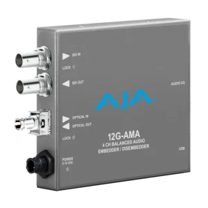 Procesador de audio profesional AJA 12G-AMA-R-ST en chasis gris metálico, destacando su receptor de fibra óptica circular tipo ST de alta resistencia y los puertos BNC de entrada y salida de vídeo.