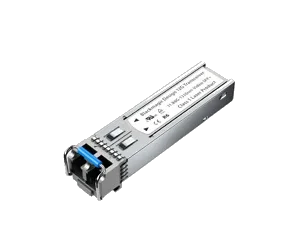 Módulo transceptor óptico SFP metálico de la marca Blackmagic Design para señales de doce gigabits, con palanca de liberación de seguridad en color azul y conectores internos para fibra óptica.