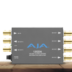 Amplificador distribuidor profesional AJA 12GDA en chasis gris metálico, con seis conectores BNC dorados para salidas de vídeo y un conector BNC de entrada, mostrando indicadores de alimentación y bloqueo de señal.