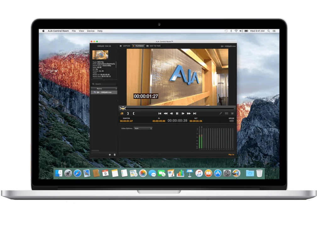 Interfaz del software profesional AJA Control Room mostrada en la pantalla de un ordenador portátil, con herramientas de captura de vídeo, vúmetros de audio, biblioteca de clips y monitor de previsualización en alta resolución.