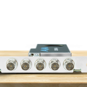 Tarjeta AJA Corvid 44 BNC con conectividad SDI profesional mediante conectores BNC para workflows broadcast.