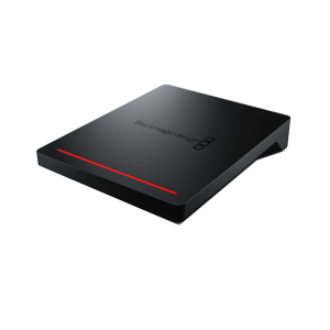 Blackmagic Cloud Pod de color negro conectado a una unidad SSD USB-C externa, con puerto Ethernet Gigabit y salida HDMI para monitorización de almacenamiento compartido y sincronización en la nube en entornos de producción audiovisual.