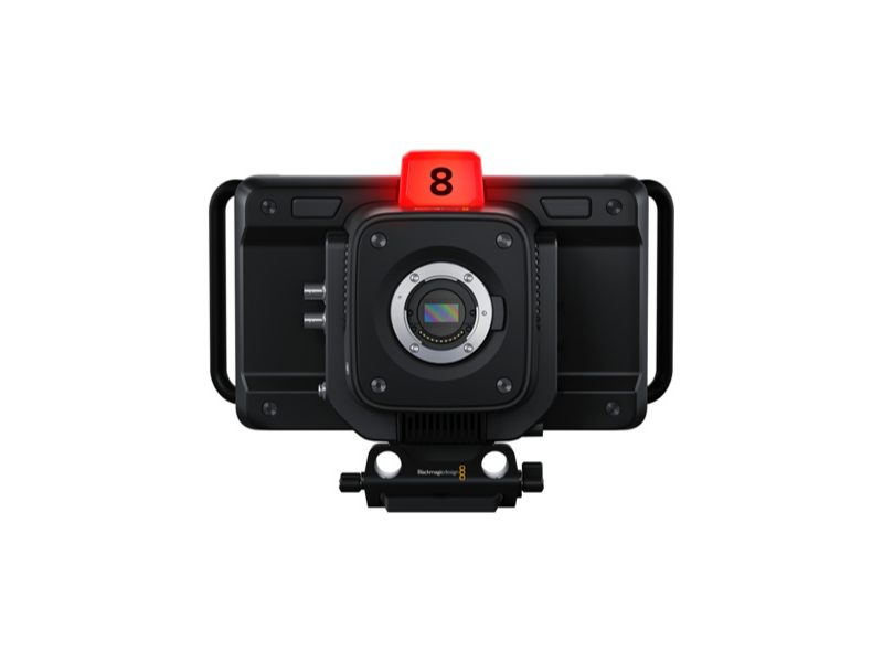 Cámara Blackmagic Studio Camera 4K Plus G2 con sensor Micro Cuatro Tercios HDR, pantalla inclinable de 7 pulgadas, conectividad SDI y Ethernet y diseño compacto para producción en directo y streaming profesional.