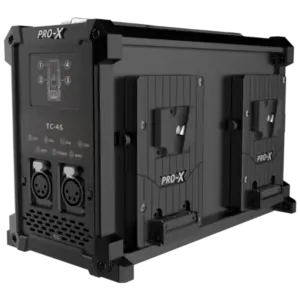 Cargador profesional PRO-X TC-4S para baterías V-Mount con cuatro posiciones de carga simultánea y doble salida de alimentación DC.